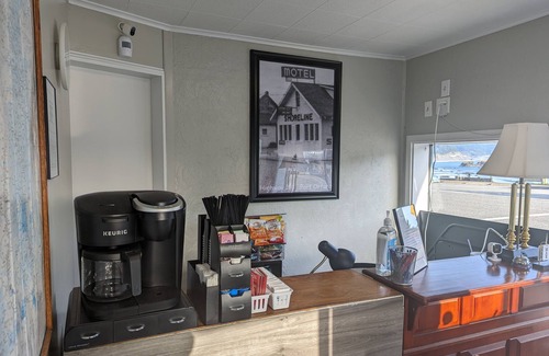 Port Orford Apartment | The Shoreline Inn & Suites - Oceanview - across from ocean, beach, & Battle Rock