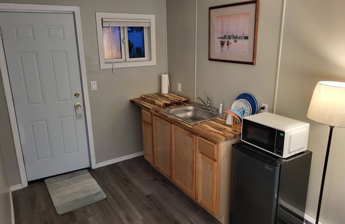 Port Orford Apartment | The Shoreline Inn & Suites - Oceanview - across from ocean, beach, & Battle Rock