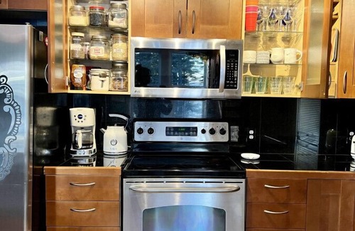 Kodiak House | The Shoreline Legacy House w/Fireplace