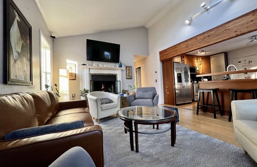 Kodiak House | The Shoreline Legacy House w/Fireplace