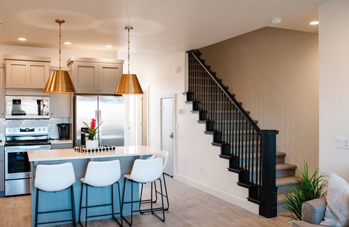 Washington Fields House | The Show House | Cinematic Mountain Views & Movie-Themed Getaway – Kid-Friendly!