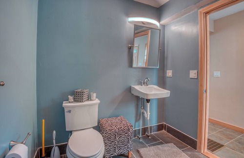 Bartlett House | The Shrine-Charming 4-bedroom house in Bartlett with AC, WiFi - 9 Beds