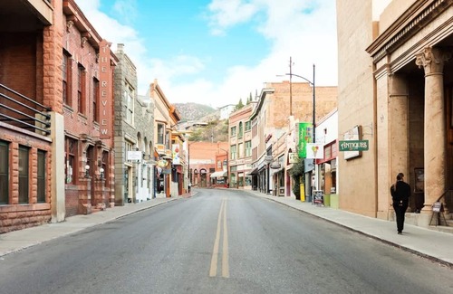 Bisbee Hotel | The Signature Queen with Mountain Views
