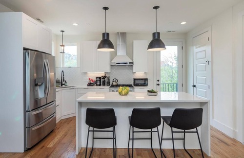Katie Hill Neighborhood House | The Skyline Escape | City Views | Luxury Group Getaway