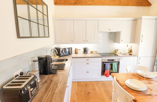 Aylesby Cottage | THE SMITHY, character holiday cottage, with a garden in Laceby