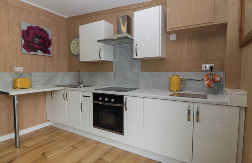 St. Brides Netherwent Cottage | THE SNUG, pet friendly, with a garden in Caerwent