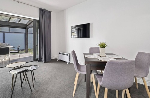 Cardrona House | THE SOMBRE DUCK AT BENBRAE - CARDRONA HOLIDAY APARTMENT in Glendhu Bay