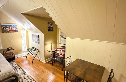 Norman Apartment | The Sooner Suite on Santa Fe~ nOU Campus Corner