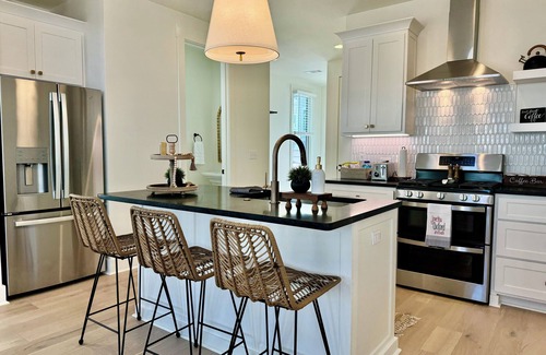 Oxford House | The Southern Charm - NEW, <1 mile to the square. 30+ day stays avail seasonally