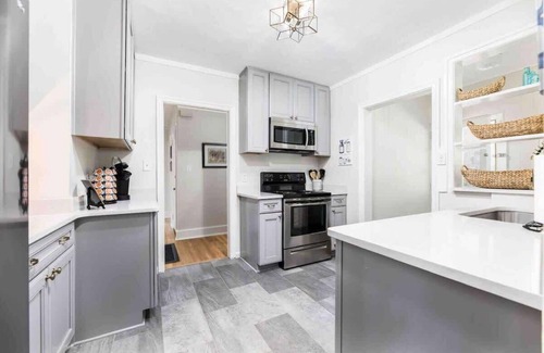 Macon Cottage | The Speakeasy Cottage, renovated midtown, quiet