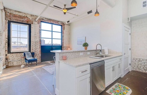 Newport News Apartment | ❤️The Speakeasy❤️Downtown Newport News!