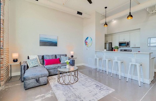 Newport News Apartment | ❤️The Speakeasy❤️Downtown Newport News!
