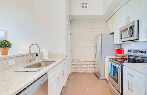 Newport News Apartment | ❤️The Speakeasy❤️Downtown Newport News!