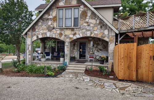 Hardy House | The Spring River Stonehouse Inn, Gigi's Room