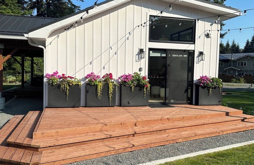 Mendenhall Valley House | The Sprout - gas fire-pit, grilling staton, hot tub, close to shops & hiking