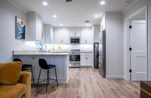 Oxford Apartment | The Square Unit 3, Cozy 1 BR by VelvetDitchVillas