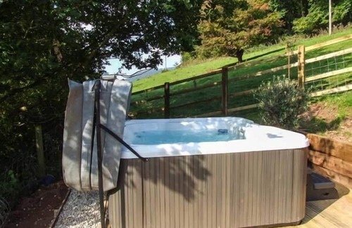 Ross-on-Wye Cottage | THE STABLE, character holiday cottage, with hot tub in Deepdean