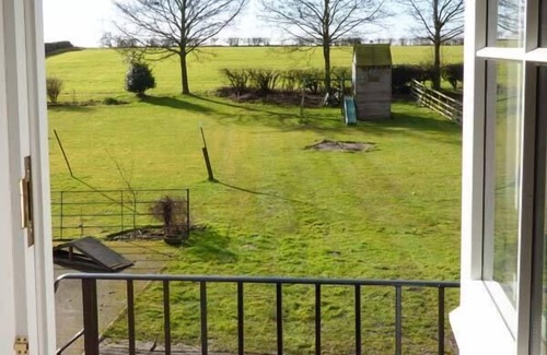 Crayke Cottage | THE STABLES, CRAYKE LODGE, romantic, with open fire in Easingwold