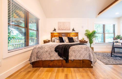 Elm Mott Other | The Starling Treehouse 15 MIN to Magnolia Baylor