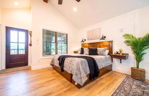 Elm Mott Other | The Starling Treehouse 15 MIN to Magnolia Baylor
