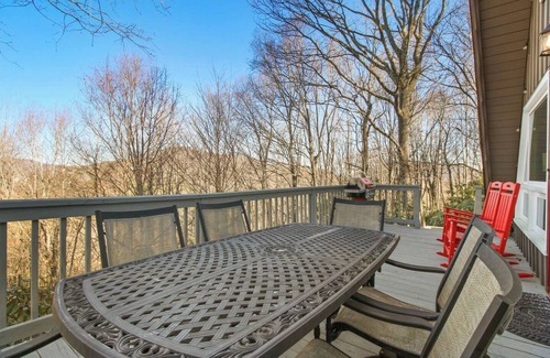 West Jefferson House | 'The stAy Frame' Cozy Cabin close to downtown WJ