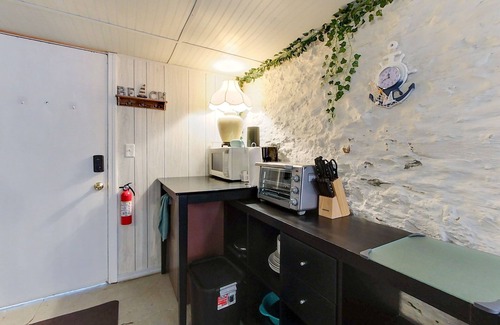 Off Broadway Apartment | The String Light Studio | Walk to Newport Restaurants!