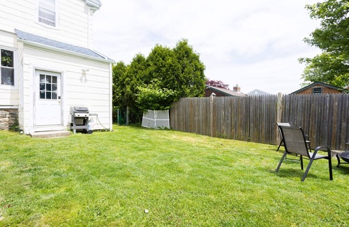 Off Broadway Apartment | The String Light Studio | Walk to Newport Restaurants!