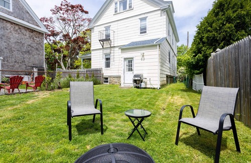 Off Broadway Apartment | The String Light Studio | Walk to Newport Restaurants!