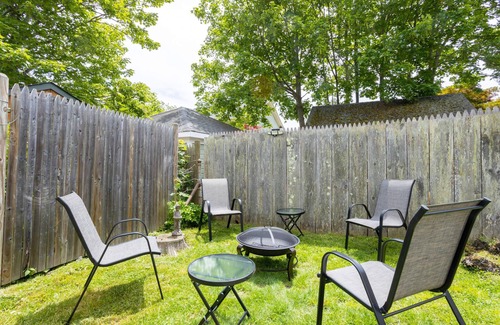 Off Broadway Apartment | The String Light Studio | Walk to Newport Restaurants!