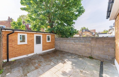 Leyton Apartment | The Stylish Shamrock City Escape | Garden | 10 minutes from Westfield Stratford