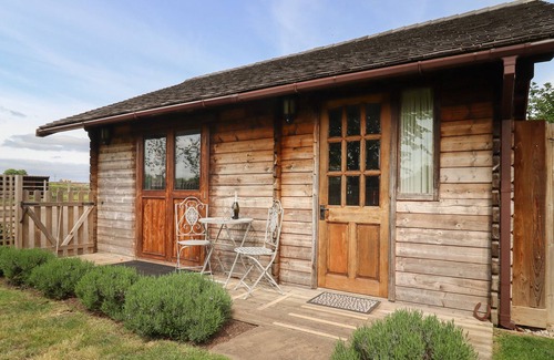 Deerhurst Cottage | THE SUMMER HOUSE, romantic, with pool in Tewkesbury