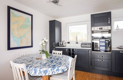 Y Felinheli Cottage | THE SUMMERHOUSE, family friendly, with a garden in Y Felinheli