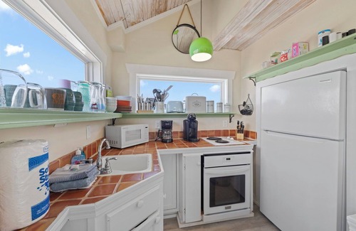 Villa Primera House | 🏖️ The Surf Shack | Gulf Views + 30 Steps to Beach | Budget + Pet-Friendly 🐾