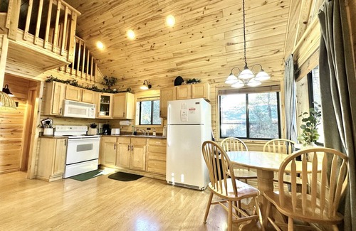 Heber Cabin | The Tamarack | Spa, Updated Décor, Pets allowed!