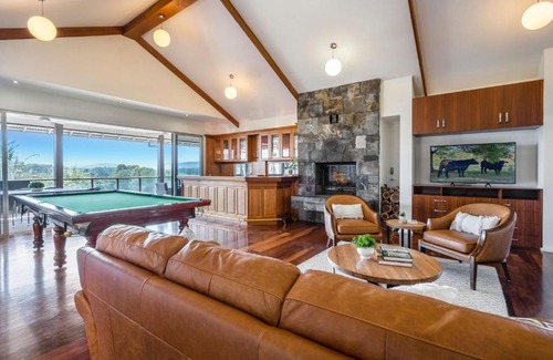 Tamborine House | The Tamb Farm House - Your Entertainment Holiday Destination