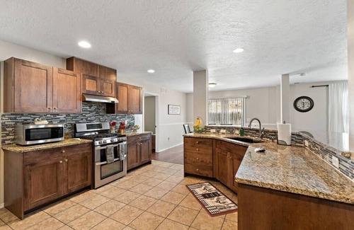 Southwest Ada County Alliance House | The Tangle by Host Boise - 4500sqft Boise Home| 9 Beds & Dual Master| 85" TV