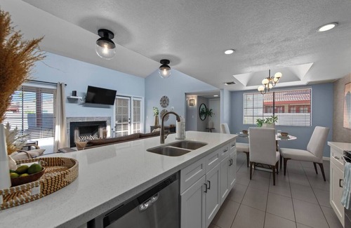 Kyrene-Superstition Condo | THE TEMPE Designer HOME! Pets stay FREE!