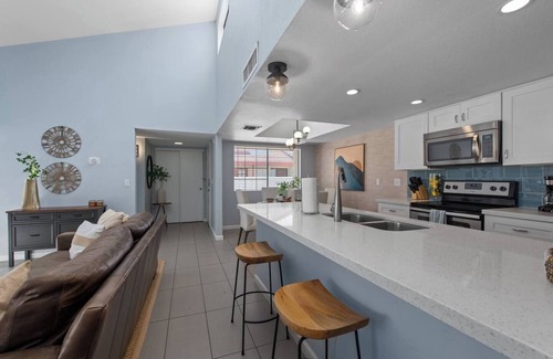 Kyrene-Superstition Condo | THE TEMPE Designer HOME! Pets stay FREE!