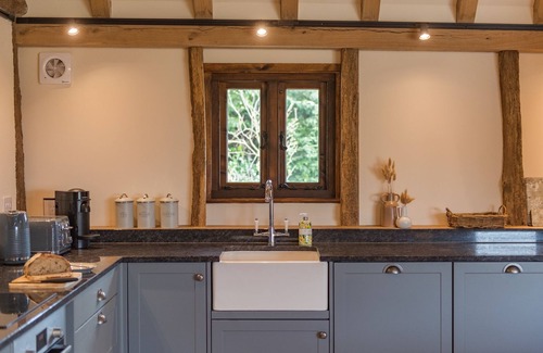 Stowting Cottage | The Thatched Barn - a holiday let that sleeps 2 guests in 1 bedroom