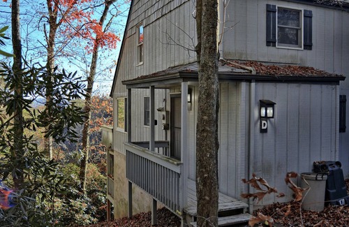 Fleetwood Condo | The Tree House-Open for Bookings! Affordable, WIFI, Arcade Game, Pinball