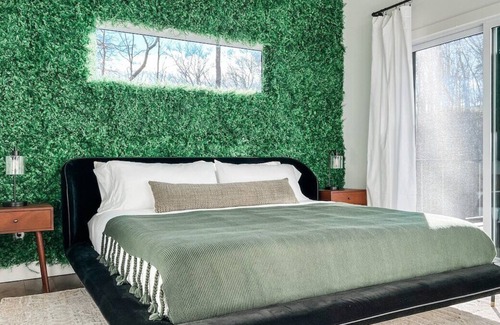 Innsbrook House | The Treehouse is luxury retreat in the woods!