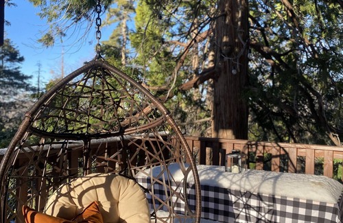 Cedar Glen Cabin | The Treehouse@Cedar Terr- family+pet friendly