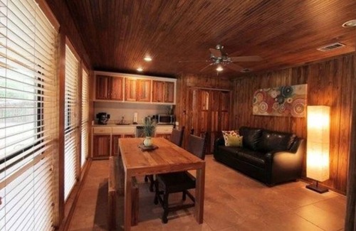 Uvalde Cabin | The Treehouse Deluxe Cottage