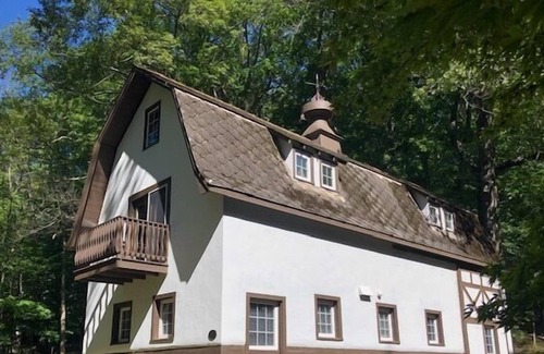Ludington House | The Tudor Barn - Tudor Style Barn House. Sleeps 5!