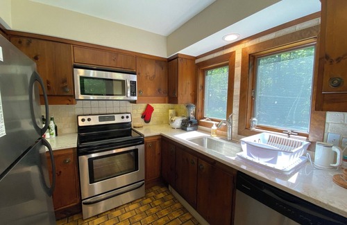 Plymouth Cabin | ~The TymeOff~ 15 min to Killington/Okemo, cozy/private cabin in the woods