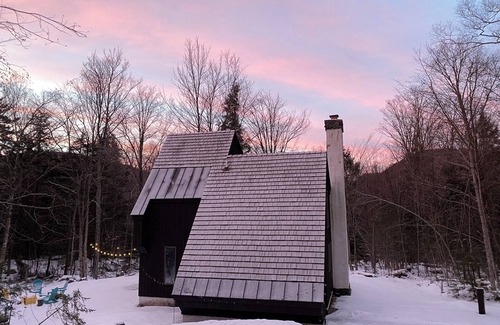 Plymouth Cabin | ~The TymeOff~ 15 min to Killington/Okemo, cozy/private cabin in the woods