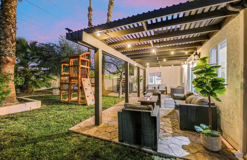 Spring Valley House | The Ultimate Getaway Pickleball, Pool & Gameroom - 10 mins from Strip