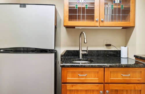 Muncie House | The University House King Beds+Fast WIFI+W/D