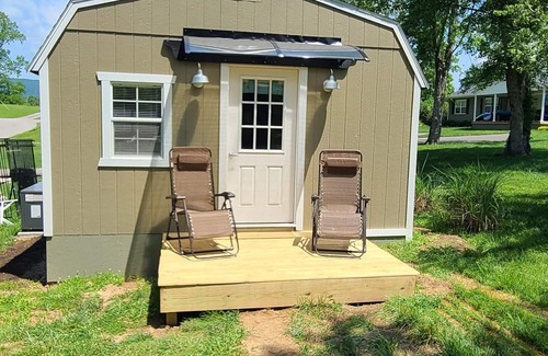Jacksboro Villa | The Upper East Side Shed - Norris Lake & Mountain Rental