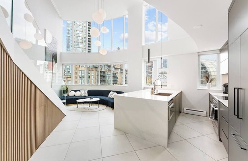 Crosstown Apartment | The Vancouver Penthouse, 2-Level, Patios, Hot Tub